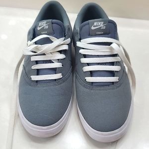 Size 10 men's gray Nike sb